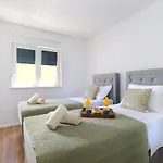 Bonaca With Terrace, Barbecue And Private Parking Daire Kastela