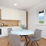 Bonaca With Terrace, Barbecue And Private Parking Daire Kastela