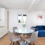 Daire Bonaca With Terrace, Barbecue And Private Parking