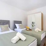 Bonaca With Terrace, Barbecue And Private Parking Daire Kastela
