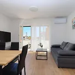 Bonaca With Terrace, Barbecue And Private Parking