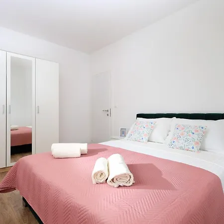 Bonaca With Terrace, Barbecue And Private Parking Apartamento Kaštela