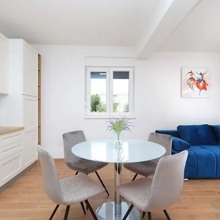 Apartamento Bonaca With Terrace, Barbecue And Private Parking