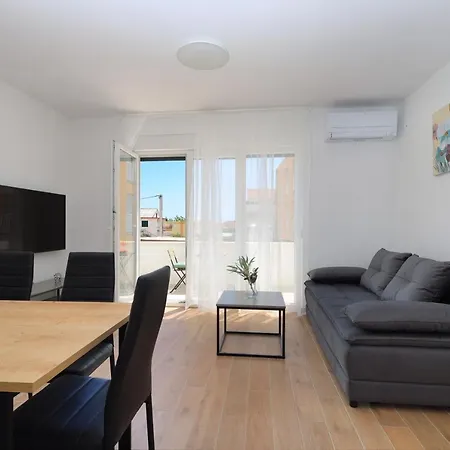 Bonaca With Terrace, Barbecue And Private Parking