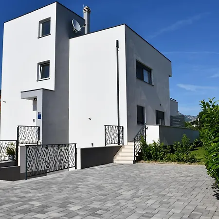 Bonaca With Terrace, Barbecue And Private Parking Apartmán Kaštela