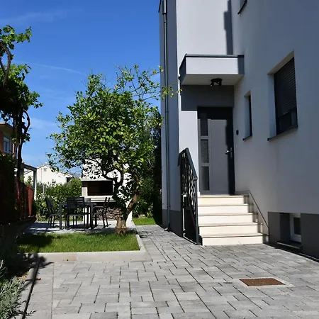 Bonaca With Terrace, Barbecue And Private Parking * Kaštela