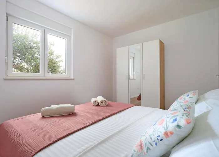 Bonaca With Terrace, Barbecue And Private Parking Apartmán Kaštela