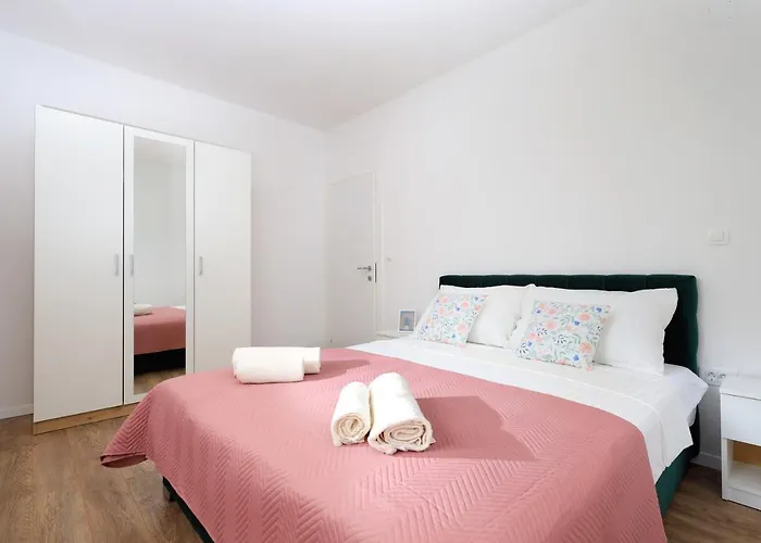 Bonaca With Terrace, Barbecue And Private Parking Apartmán Kaštela