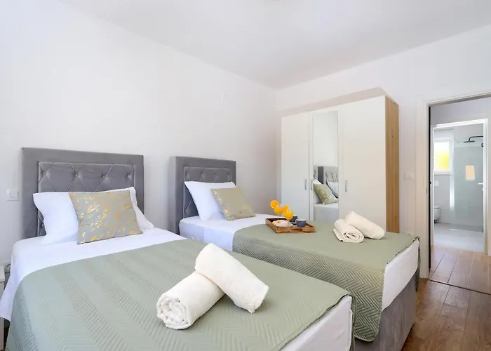 Bonaca With Terrace, Barbecue And Private Parking Apartmán Kaštela