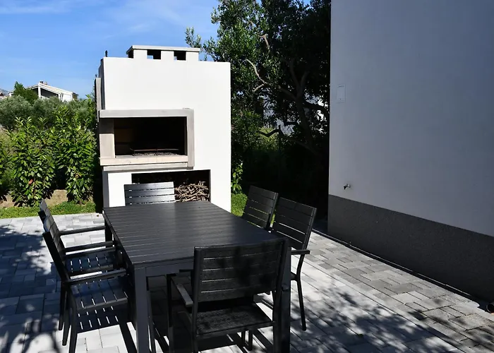Bonaca With Terrace, Barbecue And Private Parking